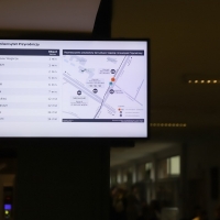 Rozkład jazdy komunikacji miejskiej na ekranie w Collgium Maximum Uniwersytetu Przyrodniczgo w Poznaniu