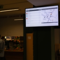 Rozkład jazdy komunikacji miejskiej na ekranie w Collgium Maximum Uniwersytetu Przyrodniczgo w Poznaniu