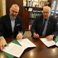 Podpisujący porozumienie o współpracy - pzredstawiciele władz uzcelni, wydziału i partnera