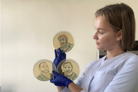 Martyna Pietrzak ze swoimi pracami, obrazami tworzonymi przez mikroby